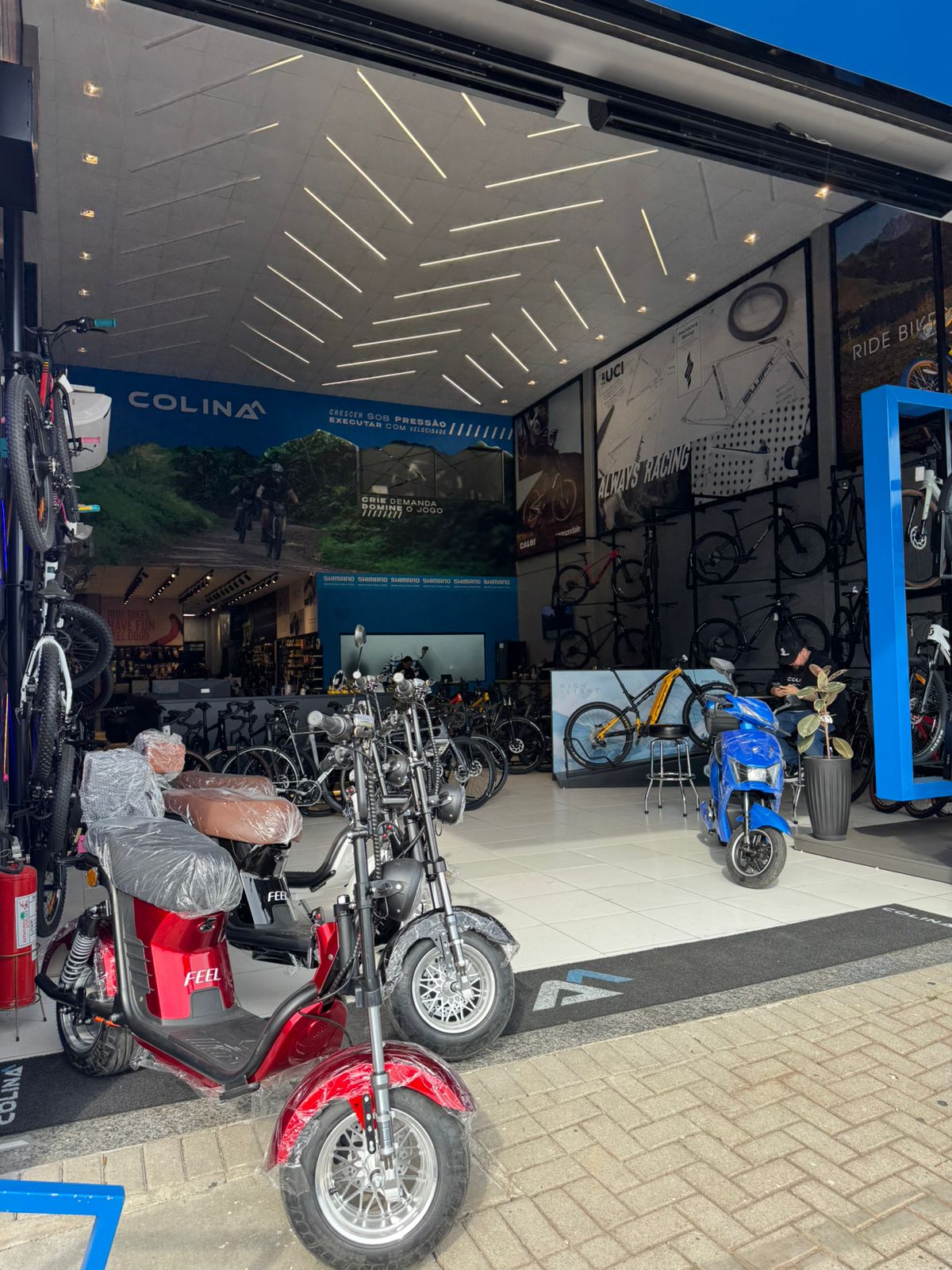 Vitrine da loja com scooters Klosh na entrada